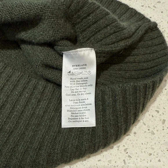 Everlane Dark Green V-Neck recycled cashmere Sweater size medium - Picture 6 of 6